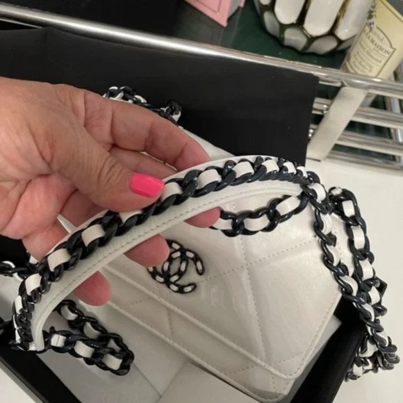 CHANEL 19 WALLET ON CHAIN in white and black - Picture 6 of 11